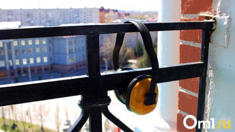 Наушники в жару: омичам рассказали, как избежать проблем со слухом