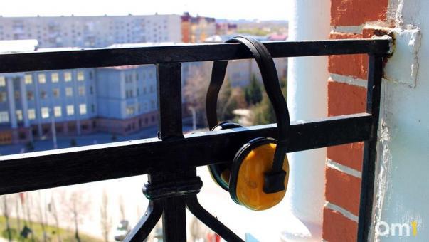 Наушники в жару: омичам рассказали, как избежать проблем со слухом