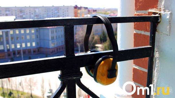 Наушники в жару: омичам рассказали, как избежать проблем со слухом