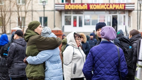 «Мы будем молиться за них»: мобилизованных из Сургутского района Югры проводили на учения
