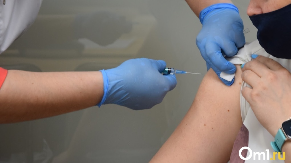 Почти 350 омичей поставили себе новосибирскую вакцину «ЭпиВакКорона»