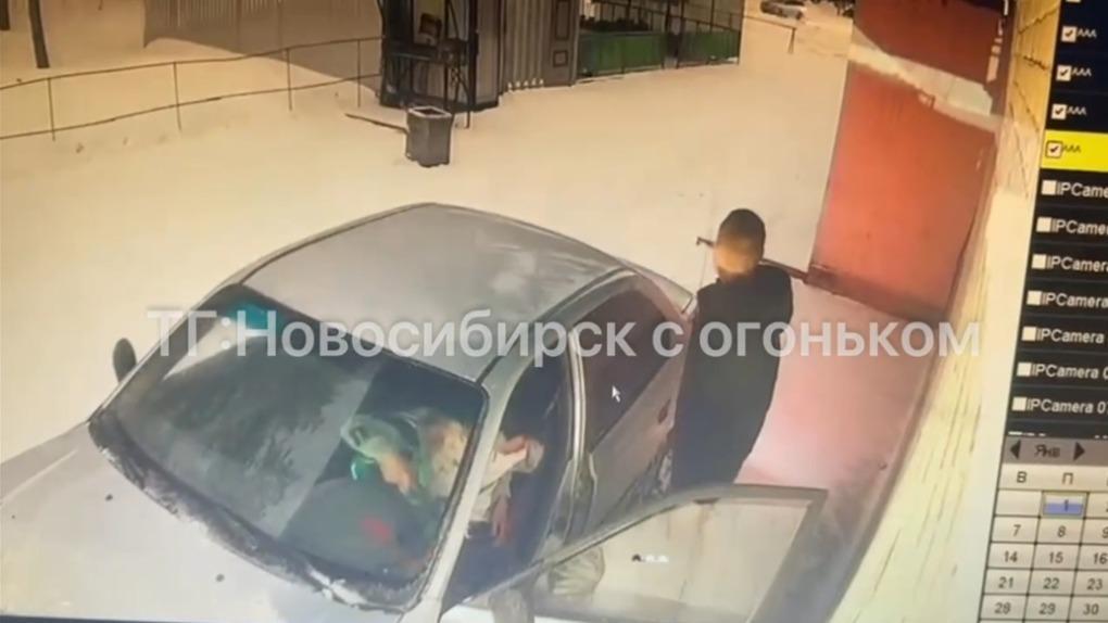 Трое пассажиров избили таксиста и угнали его автомобиль в Новосибирске