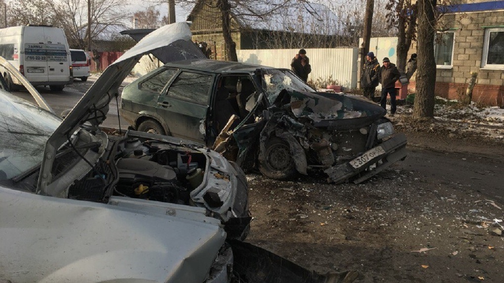 В Омске пьяный водитель иномарки «всмятку» разбил «девятку»