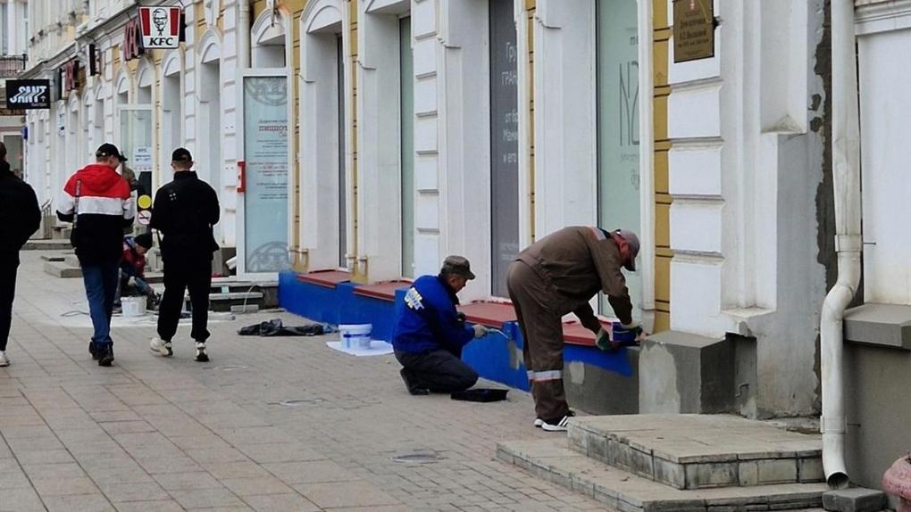 Омский бизнесмен пытался перекрасить дом на Любинском в тюремный цвет