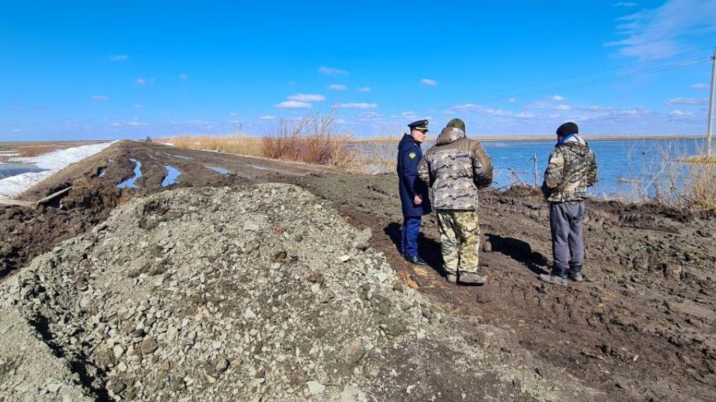 Талые воды затопили дорогу между двумя сёлами в Омской области