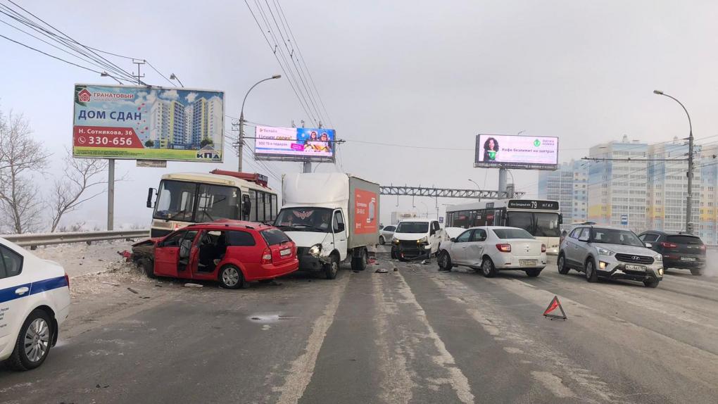 Массовое ДТП парализовало Димитровский мост в Новосибирске