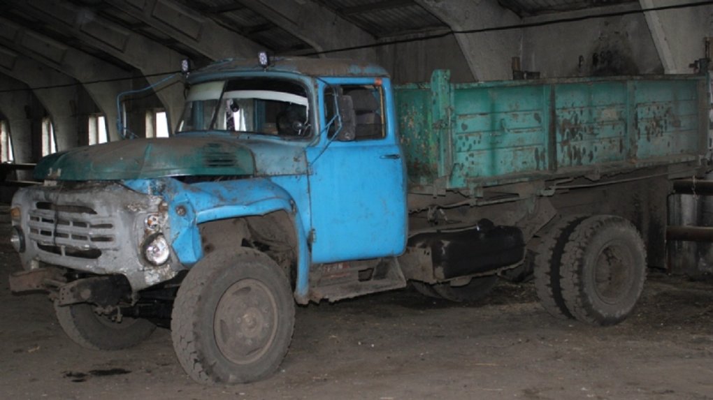 В Омской области школьник угнал грузовой ЗИЛ и врезался в столб