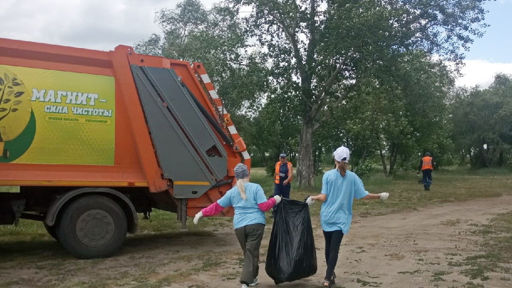 Омский регоператор помог очистить от мусора берег озера Чередовое