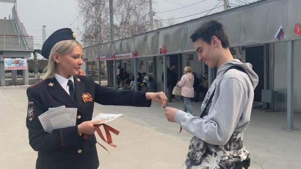 В Новосибирской области полицейские поучаствовали в акции «Георгиевская ленточка»