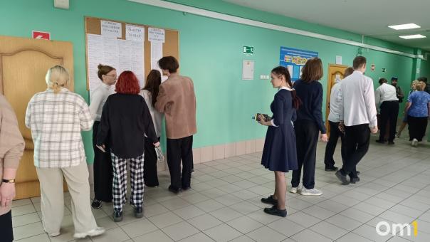 В Новосибирске 26 мая выпускники начали сдавать первые ЕГЭ по выбору