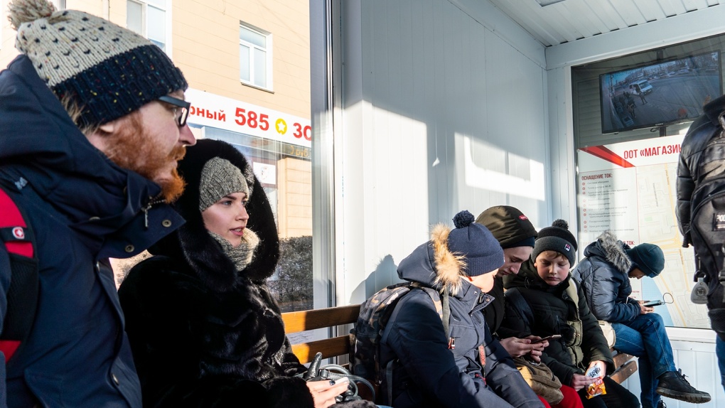 Теплых омск. Бомжи в теплых остановках Омск. Омск Мороз. Бомжи Мороз теплая остановка.