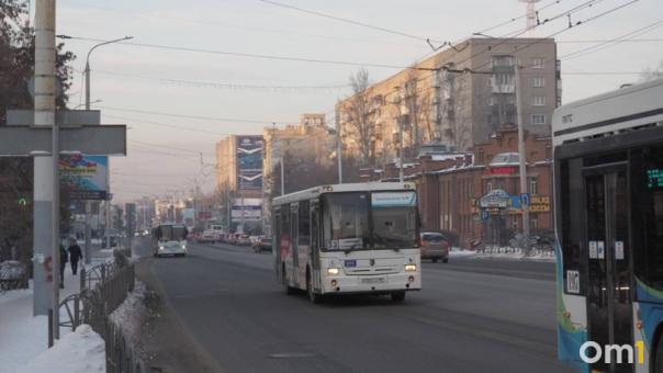 На двух автобусных маршрутах Омска сменятся перевозчики