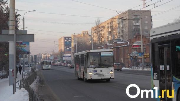 На двух автобусных маршрутах Омска сменятся перевозчики