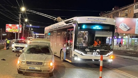 В Омске мужчина погиб под колёсами «Ауди» возле СибАДИ