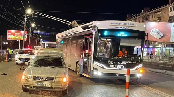 В Омске мужчина погиб под колёсами «Ауди» возле СибАДИ