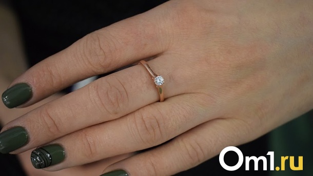 Ловкая мошенница незаметно сняла золотое кольцо с пальца омички