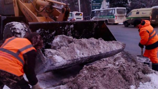 В Омске продолжают устранять последствия ночного снегопада