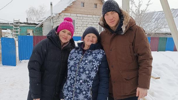 Капитан «Авангарда» Шарипзянов с женой и болельщиками помогли приюту для собак