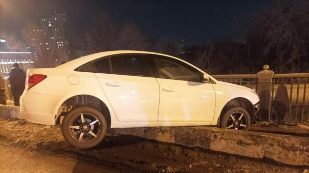 Омич на иномарке влетел в пешехода и чуть не вылетел с Комсомольского моста