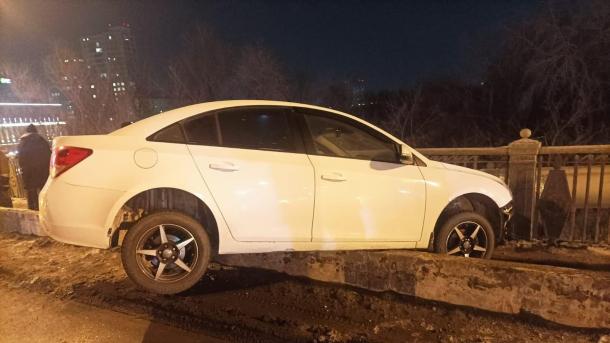 Омич на иномарке влетел в пешехода и чуть не вылетел с Комсомольского моста