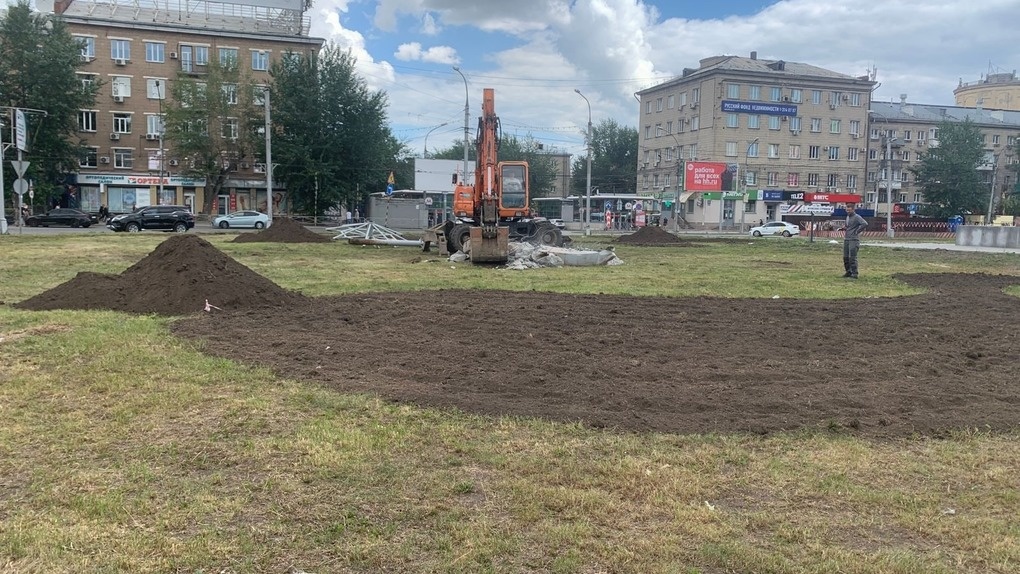 Работы по озеленению вокруг памятника Покрышкину начали в Новосибирске. ФОТО