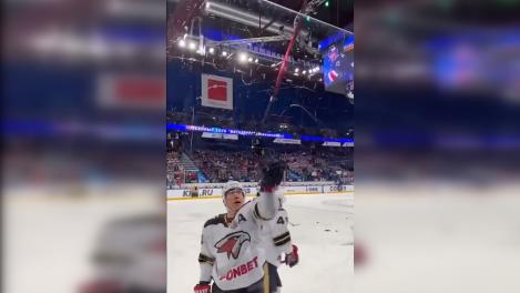 Защитник омского «Авангарда» подарил свою клюшку маленькому болельщику – ВИДЕО