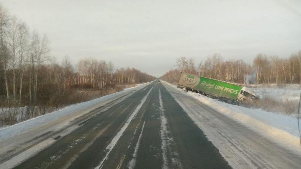 Попавший в ДТП дальнобойщик целую неделю замерзает на трассе под Новосибирском