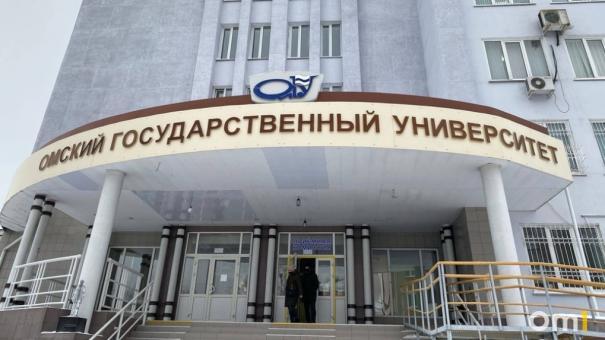 В Омске уничтожили живую изгородь у второго корпуса ОмГУ