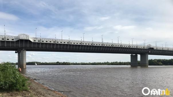Появилось фото провала асфальта, из-за которого закрыли метромост