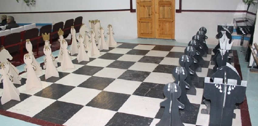 Для омских осужденных сделали огромную шахматную доску