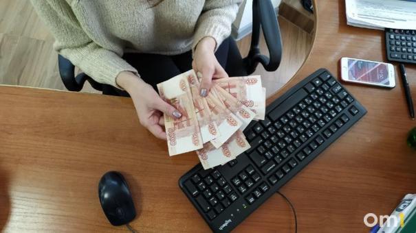 В Омской области женщинам платят на 35% меньше, чем мужчинам
