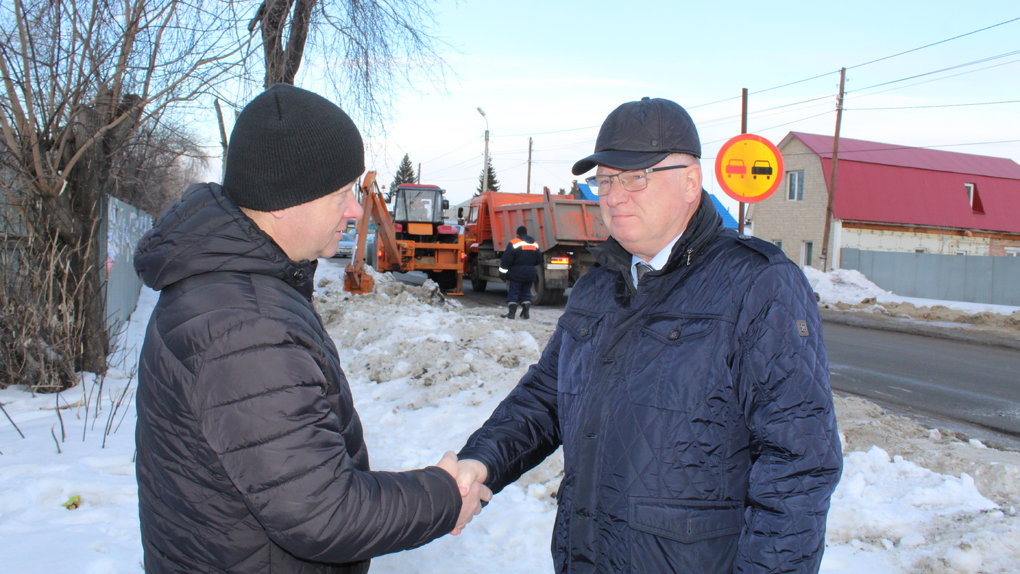 «Помочь тем, кто не справляется»: Владимир Корбут проверил, как убирают снег на его округе