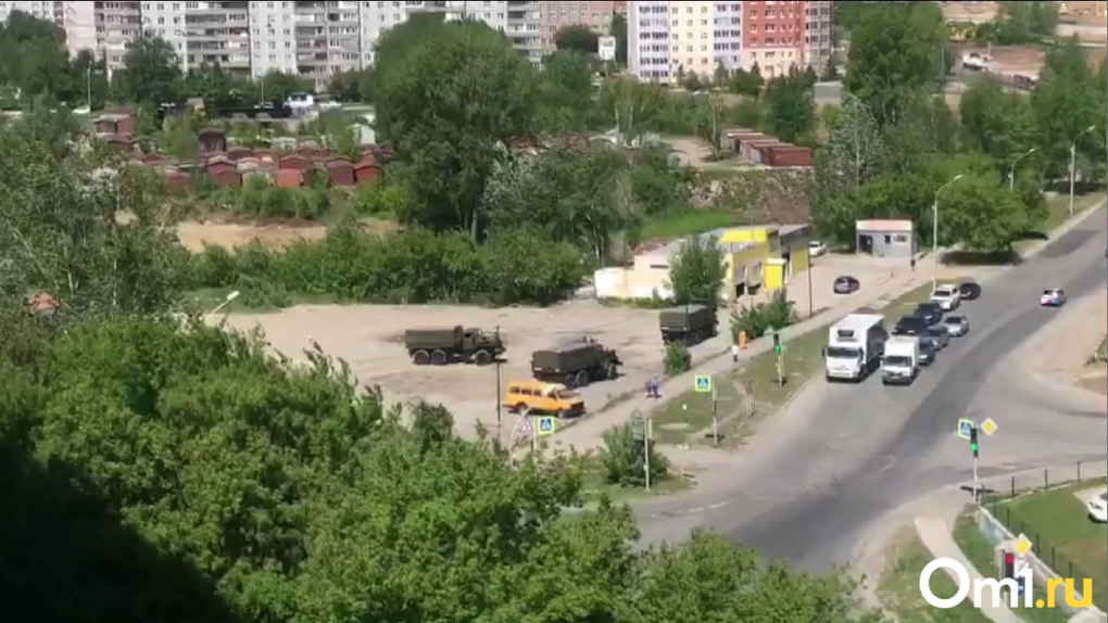 Военная техника возле жилых домов напугала новосибирцев. ВИДЕО