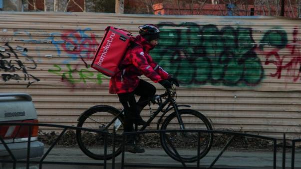 Курьеры в Новосибирске получают больше, чем у выпускники вузов