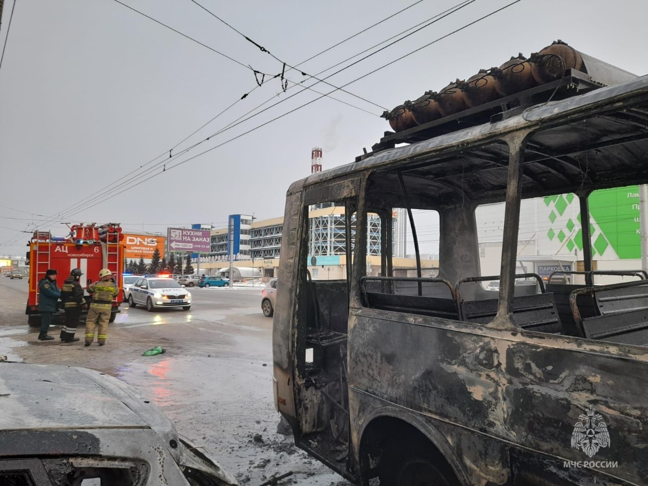 Автобус маркс. В Новосибирске сгорел автобус. Сгорел ПАЗ. Сгоревший автобус ПАЗ.