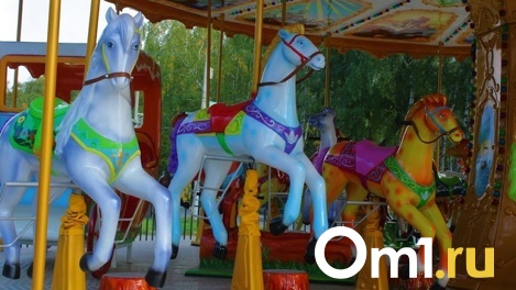 В омских парках благодаря тёплой погоде заработали аттракционы