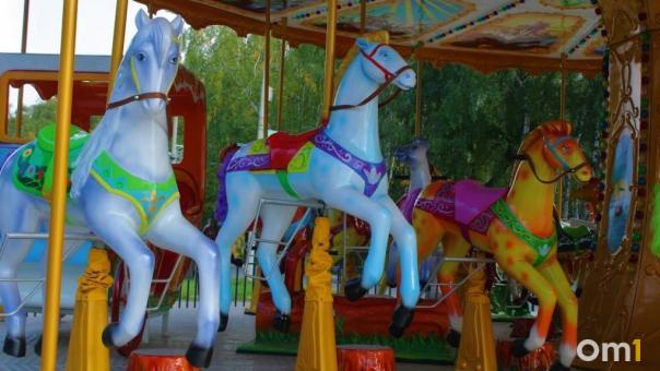 В омских парках благодаря тёплой погоде заработали аттракционы