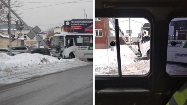 В Омске автобус, полный пассажиров, снёс столб