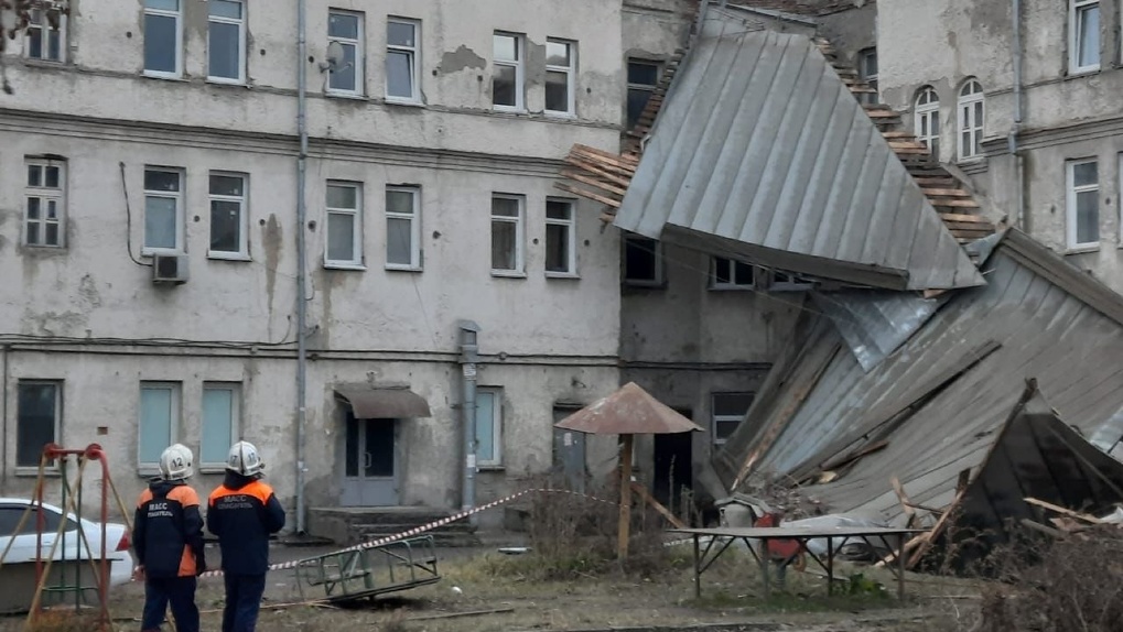 Мощный разгул стихии в Новосибирске: ураганный ветер разрушает дома — началась эвакуация жителей