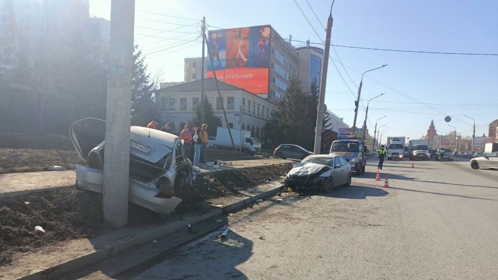 Машины «всмятку»: в центре Омск из-за жуткого ДТП пострадали два человека