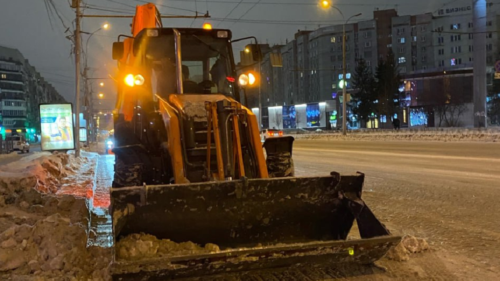 Дорожные службы Новосибирска продолжают борьбу со снежными завалами