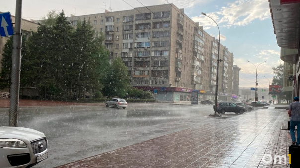 О порывистом ветре и ливнях предупредили новосибирцев