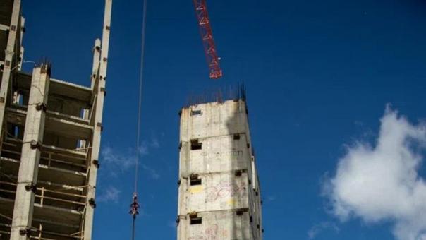 Долгострой на Левобережье сносят огромной спецтехникой