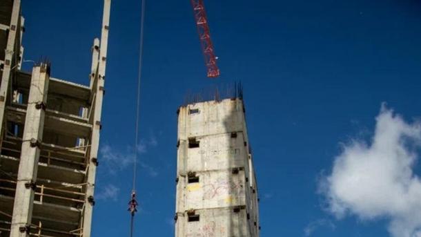 Долгострой на Левобережье сносят огромной спецтехникой