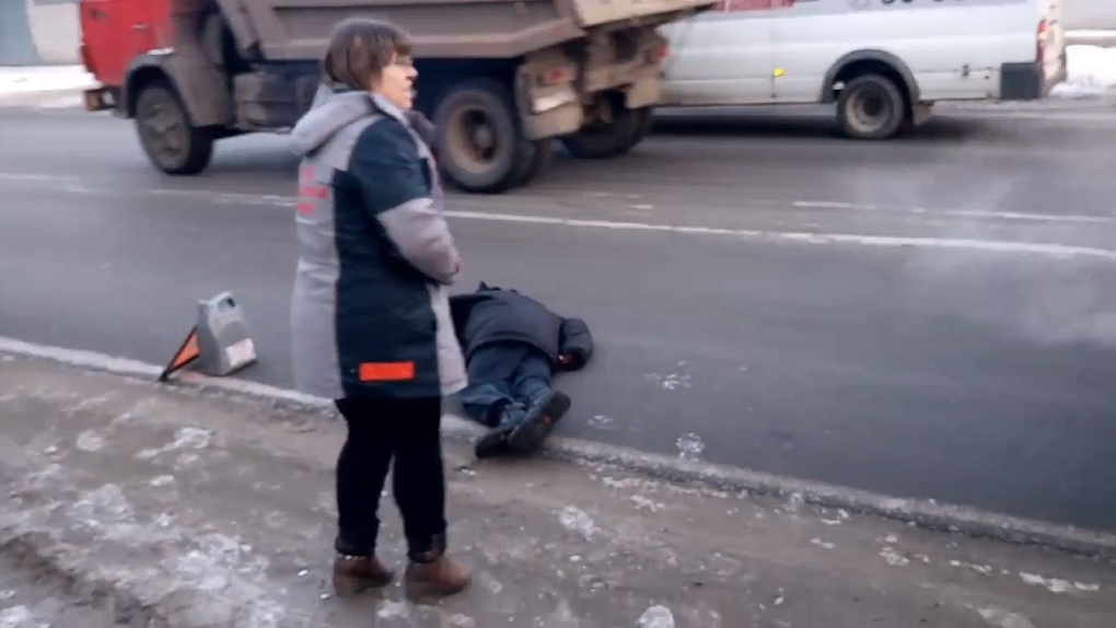 Пешеход омск. Пешеходы бросаются под колеса автоподставы. Автоподставы Омск суд. Омич бросился под Газель.