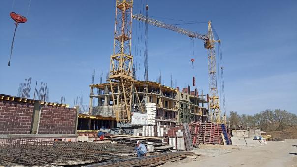На строительстве дома для омичей из аварийного жилья не хватает рабочих