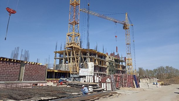 На строительстве дома для омичей из аварийного жилья не хватает рабочих
