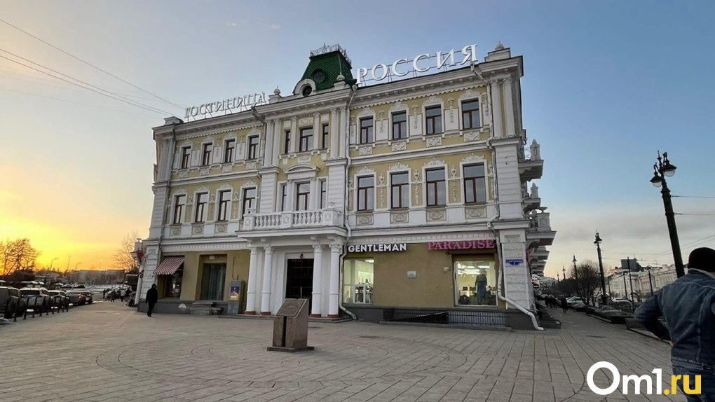 В Минкульте призвали собственника отремонтировать разрушающийся фасад омской гостиницы «Россия»
