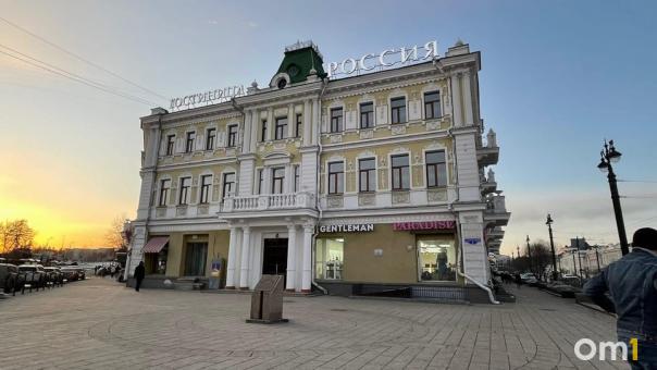 В Минкульте призвали собственника отремонтировать разрушающийся фасад омской гостиницы «Россия»