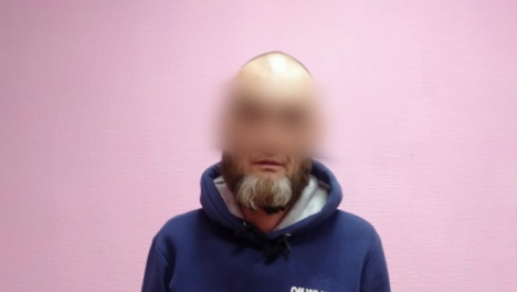 Попросил закурить, ударил рукоятью ножа и украл смартфон. Седобородого омича подозревают в разбое